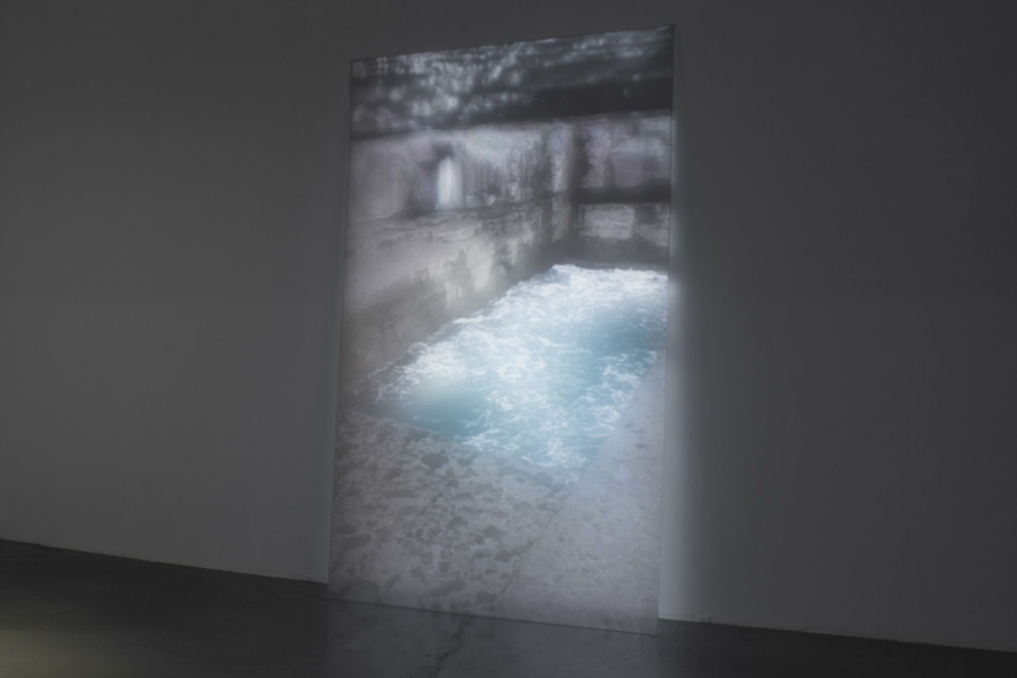 video projection of a seaside rectangular pool naturally carved in a rock formation